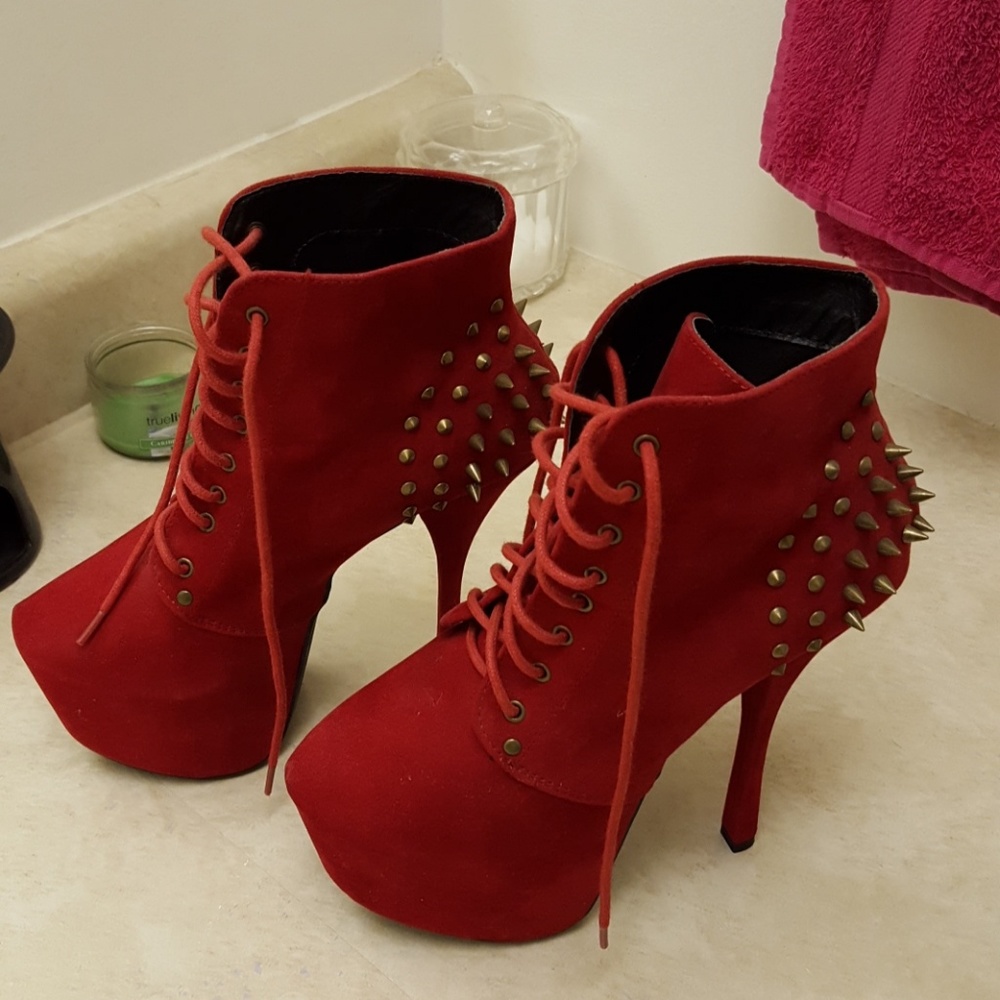 Size 6.5 Red pumps